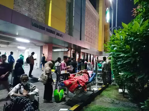 Pasien RS Hermina Depok dievakuasi akibat kebakaran pada Sabtu, 22 Juli 2023 malam. 