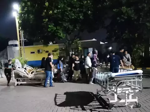 Pasien RS Hermina Depok dievakuasi saat kebakaran terjadi pada Sabtu, 22 Juli 2023 malam.