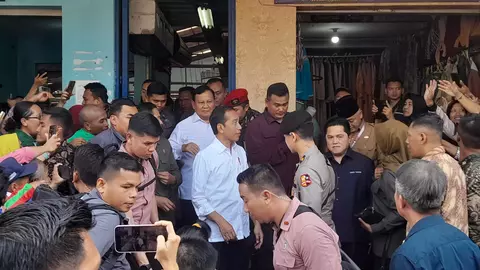 Presiden Joko Widodo  didampingi Menteri Pertahanan Prabowo Subianto dan Menteri BUMN Erick Tohir meninjau harga bahan pokok di Pasar Rakyat Bululawang, Kabupaten Malang, Jawa Timur, Senin 24 Juli 2023.