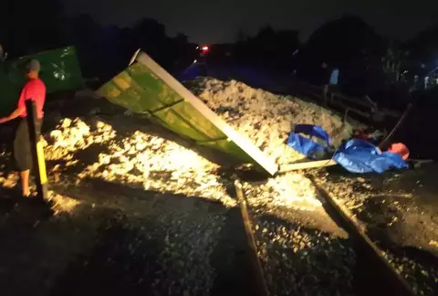 Kondisi pascakejadian KA Gajayana tabrak truk gandeng bermuatan ampas tebu di antara stasiun Baron-Kertosono, Nganjuk, Jawa Timur, Senin, 24 Juli 2023. 