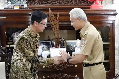 Gubernur Jawa Tengah Ganjar Pranowo saat menerima kunjungan courtesy call Duta Besar (Dubes) Kerajaan Thailand Prapan Disyatat di Puri Gedeh, Kota Semarang pada Senin, 24 Juli 2023.