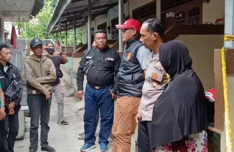 Polisi mendatangi tempat kejadian perkara kasus duel maut di Citeureup, Selasa 25 Jul 2023.
