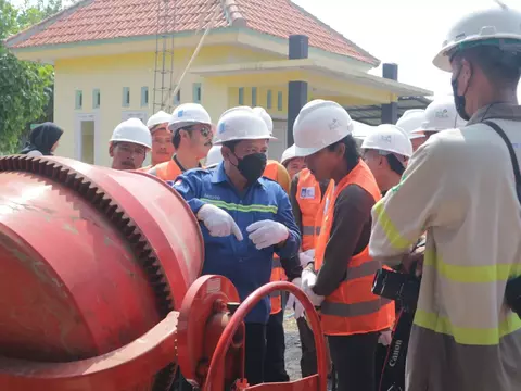 Dosen Institut Teknologi Sepuluh Nopember (ITS) saat mempraktikkan langsung pembuatan beton dan bata ringan dari limbah debu atau <em>fly ash bottom ash</em> (FABA).