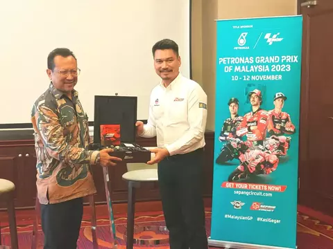 Direktur Tourism Malaysia Jakarta, Junus Suhid bersama Chief Executive Officer Sepang International Circuit (SIC), Azhan Shafriman Hanif saat konferensi pers Petronas Moto Grand Prix (GP) of Malaysia 2023 di Mega Kuningan, Jakarta, Jumat, 4 Agustus 2023.