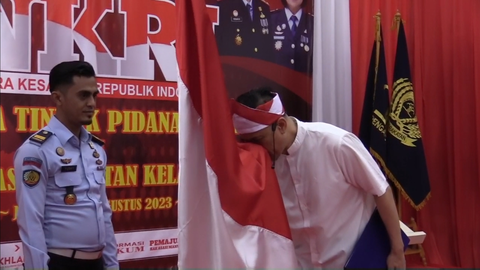 Mantan Sekretaris Umum Front Pembela Islam atau FPI, Munarman yang menjadi narapidana kasus terorisme mengucapkan ikrar setia kepada Negara Kesatuan Republik Indonesia (NKRI) di Lapas Salemba, Jakarta, Selasa, 8 Agustus 2023.