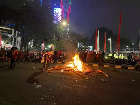 Demo serikat buruh masih terus berlangsung dan terpusat di kawasan Patung Kuda Arjuna Wiwaha, Jakarta Pusat.