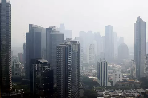 Suasana gedung bertingkat tertutup kabut polusi udara di Jakarta, Jumat 11 Agustus 2023. Kualitas udara Jakarta nomor dua terburuk di dunia pagi ini, Jumat, 11 Agustus 2023 per pukul 06.00 WIB berdasarkan pantauan situs IQAir. Indeks Kualitas Udara (AQI) Jakarta tercatat 176 poin atau masuk kategori tidak sehat dengan konsentrasi polutan utama PM2.5 sebesar 103 mikrogram per meter kubik.