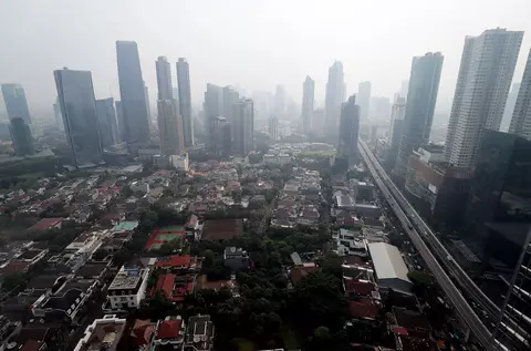 Suasana gedung bertingkat tertutup kabut polusi udara di Jakarta, Jumat 11 Agustus 2023. Kualitas udara Jakarta nomor dua terburuk di dunia pagi ini, Jumat, 11 Agustus 2023 per pukul 06.00 WIB berdasarkan pantauan situs IQAir. Indeks Kualitas Udara (AQI) Jakarta tercatat 176 poin atau masuk kategori tidak sehat dengan konsentrasi polutan utama PM2.5 sebesar 103 mikrogram per meter kubik.