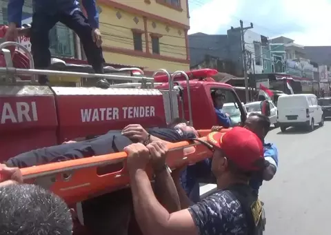 Seorang petugas damkar pingsan saat mengevakuasi orang dengan gangguan jiwa (ODGJ) yang terjebak dalam kamar saat kebakaran bengkel 2 lantai di Jalan Abdullah Silondae, Kelurahan Mandonga, Kota Kendari, Sulawesi Tenggara (Sultra), Minggu 13 Agustus 2023.