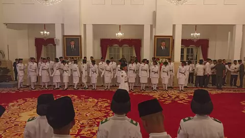 Presiden Joko Widodo (Jokowi) mengukuhkan 76 putra-putri Indonesia dari 38 provinsi menjadi anggota pasukan pengibar bendera pusaka atau paskibraka, di Istana Negera, Jakarta, Selasa, 15 Agustus 2023.  