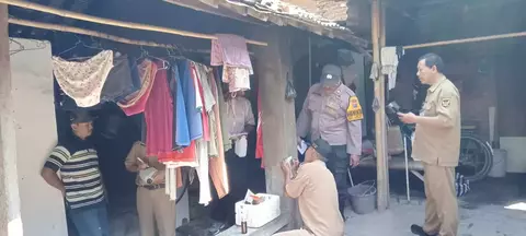 Petugas gabungan melakukan pengambilan sampel sejumlah air sumur di Lingkungan Kresek RT 05 RW 02, Kelurahan Tempurejo, Kecamatan Pesantren, Kota Kediri, Jawa Timur.