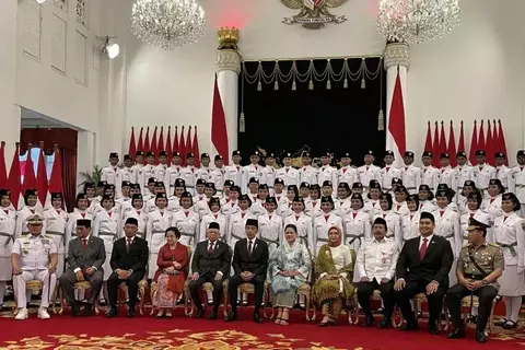 Presiden Joko Widodo atau Jokowi mengukuhkan 76 anggota paskibraka 2023 di Istana Negara, Jakarta, Selasa, 15 Agustus 2023. 
