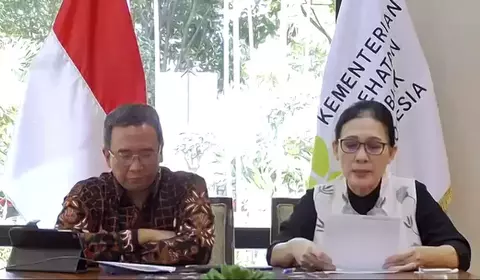 Direktur Jenderal Pelayanan Kesehatan Kementerian Kesehatan, Azhar Jaya (kiri) dan Inspektur Jenderal Kementerian Kesehatan, Murti Utami (kanan) dalam konferensi pers secara daring terkait kasus perundungan terhadap peserta didik program pendidikan dokter spesialis (PPDS) di rumah sakit naungan Kemenkes, Kamis, 17 Agustus 2023.