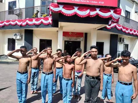 Sejumlah pelajar SMA di Ambon dihukum hormat bendera merah putih tanpa baju karena tawuran, Kamis 17 Agustus 2023.