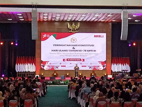 Ketua MPR Bambang Soesatyo (Bamsoet) berpidato saat peringatan Hari Konstitusi dan HUT ke-78 MPR di gedung DPR, kompleks parlemen, Senayan, Jakarta, Jumat, 18 Agustus 2023. 