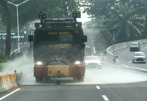 Kendaraan taktis water canon Brimob Polda Metro Jaya menyemprotkan air di jalan protokol kawasan Semanggi, Jakarta, Rabu 23 Agustus 2023. Pemerintah Provinsi (Pemprov) DKI Jakarta dan Polda Metro Jaya melakukan penyemprotan air di sepanjang Jalan Medan Merdeka Barat hingga Patung Pemuda Membangun Senayan sebagai upaya untuk mengurangi polusi udara dan mengatasi cuaca panas di Ibu Kota.