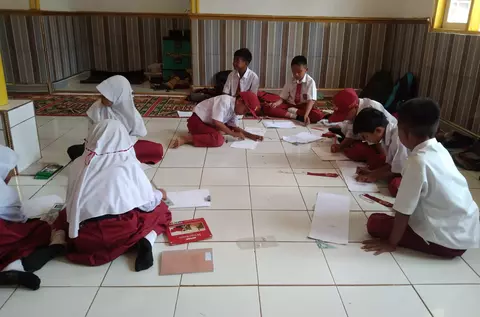 Siswa SDN Sukatani, Desa Banggala Mulya, Kabupaten Subang, terpaksa belajar di lantai musala karena ruang kelasnya nyaris ambruk. 