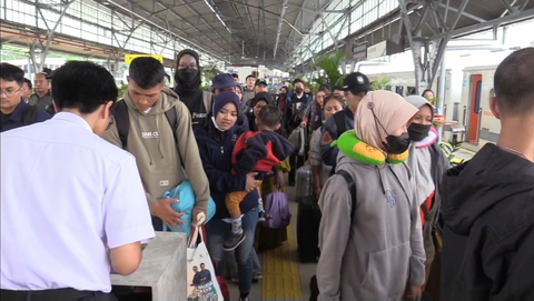 Penumpang akan menaiki kereta api untuk mudik ke kampung halaman di Stasiun Senen, Jakarta Pusat.