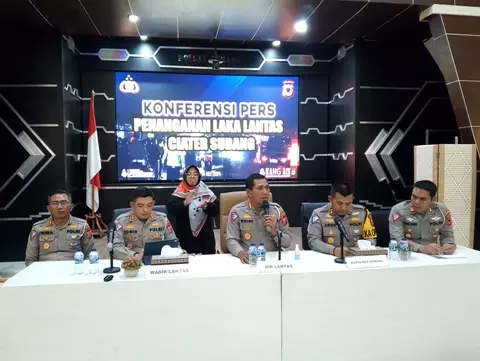 Dirlantas Polda Jawa Barat dan Polres Subang,  menetapkan pengemudi Bus Trans Putra Fajar, Sadira, sebagai tersangka dalam kasus kecelakaan lalu lintas di Jalan Raya Palasari, Ciater, Subang,Jawa Barat yang menewaskan 11 orang.
