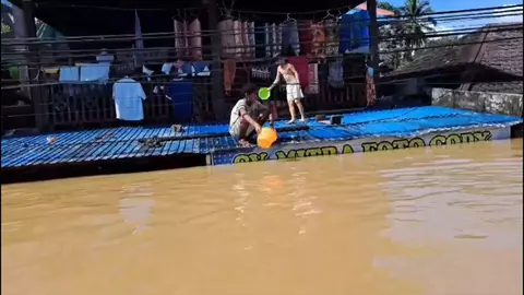 Sejumlah warga masih bertahan di rumah masing-masing meski ketinggian banjir sudah mencapai atap rumah di Kabupaten Mahakam Ulu, Kalimantan timur, Jumat 17 Mei 2024