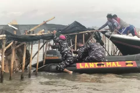 Tidak Mudah, Begini Cara TNI AL Bongkar Pagar Laut di Tangerang