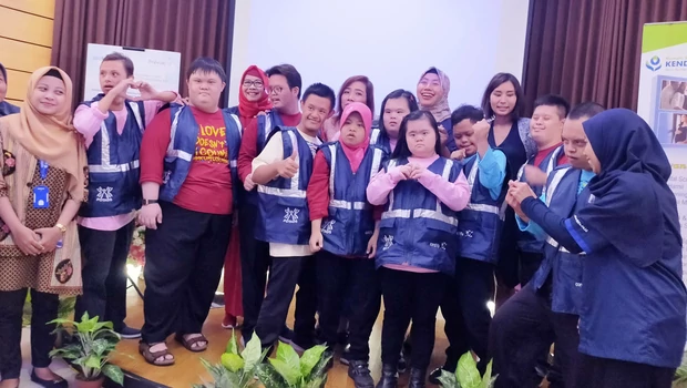 Product Marketing Manager PT Cordlife Persada Talitha Adini Prameswari, Ketua PIT Kedokteran Fetomaternal XXI Dr. Ernawati, dr, SpOG(K), Kepala Hubungan Pelanggan dan Pemasaran RSIA Kendangsari Merr Surabaya Yusdyna kristanti dan Ketua Potads Jatim Farida Martarina bersama anak-anak dengan down syndrome pada acara ‘4th Trisomy Awareness Bash 2020’ di Surabaya.