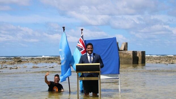 Menteri Luar Negeri Tuvalu Simon Kofe menyampaikan pidato untuk COP-26 sambil berdiri di laut di Funafuti, Tuvalu, 5 November 2021.