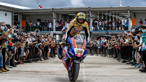 Pembalap Yamaha Toprak Razgatlioglu melakukan aksi khas selebrasi dengan menjungkitkan sepeda motor untuk merayakan keberhasilan menjadi juara dunia Superbike di Sirkuit Mandalika, Lombok, 21 November 2021.
