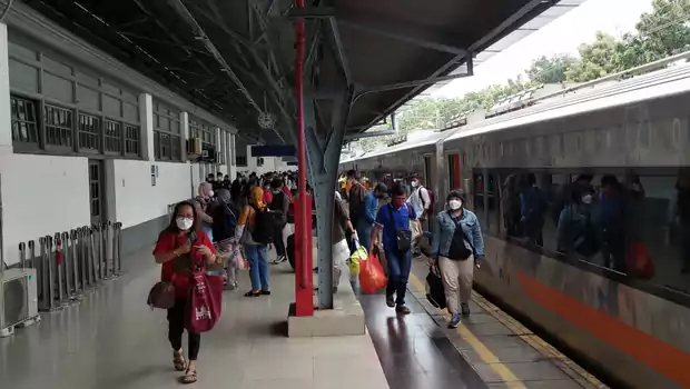 Penumpang kereta api saat tiba di stasiun tujuan, Jumat, 6 Mei 2022. PT KAI Daop 1 Jakarta memastikan seluruh pengguna yang tiba di stasiun telah memenuhi persyaratan perjalanan penumpang kereta api. 