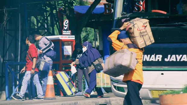 Penumpang bis antarkota yang di dominasi pemudik lebaran, turun di Terminal Kampung Rambutan, Jakarta Timur, Minggu 8 Mei 2022.