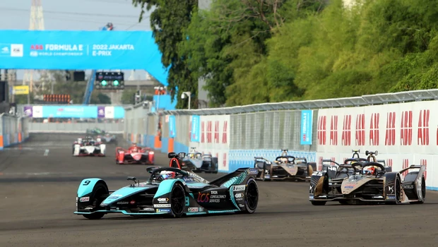 Para pembalap adu cepat pada balap mobil E-Prix 2022 di Jakarta International E-Prix Circuit (JIEC), Ancol, Jakarta, Sabtu, 4 Juni 2022. Allianz secara group menjadi Official Partner untuk ABB FIA Formula E World Championship.