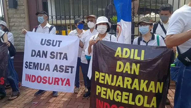 Korban kasus penipuan investasi dana nasabah Koperasi Simpan Pinjam (KSP) Indosurya melakukan aksi unjuk rasa di depan Museum Polri, Mabes Polri, Jakarta Selatan, Selasa, 28 Juni 2022.