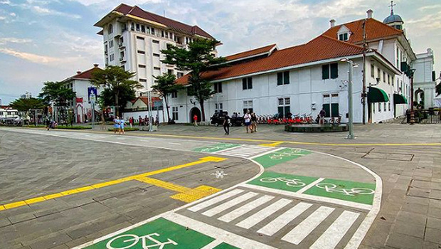 Jalur sepeda menghiasi kawasan Kota Tua setelah direvitalisasi.