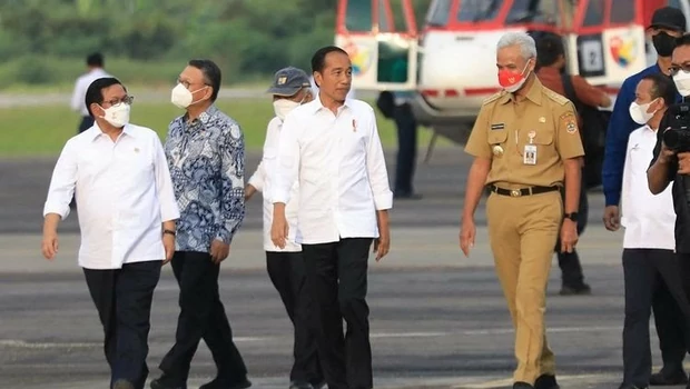 Presiden Joko Widodo didampingi Gubernur Jawa Tengah Ganjar Pranowo saat kunjungan kerja di Batang, Jawa Tengah, Senin, 3 Oktober 2022.