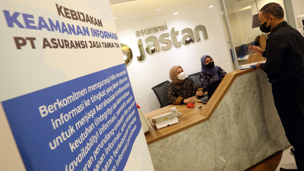 Suasana sebuah kantor asuransi umum di Jakarta.