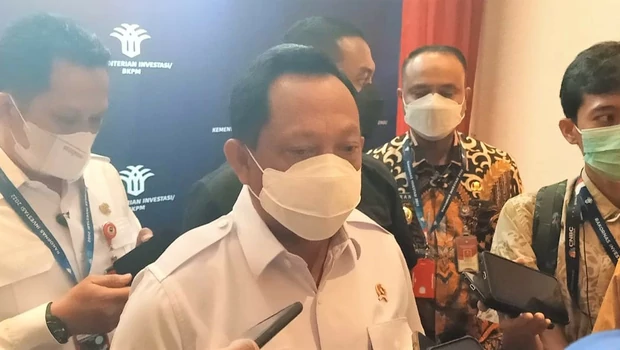 Menteri Dalam Negeri Tito Karnavian usai mengikuti Rapat Koordinasi Nasional Investasi 2022 yang berlangsung secara hibrida di Hotel Ritz Carlton, Jakarta, Rabu, 30 November 2022,