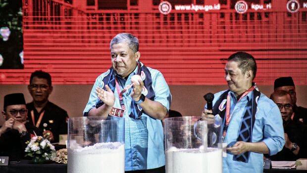 Ketua Umum Partai Gelombang Rakyat Indonesia Anis Matta (kanan) bersama Wakil Ketua Umum Fahri Hamzah (kiri) menunjukan nomor urut tujuh saat penetapan nomor urut partai politik peserta Pemilu 2024 di Halaman KPU, Jakarta, Rabu 14 Desember 2022.