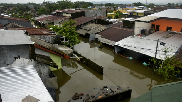 Rumah warga di Kecamatan Manggala, Makassar, Sulawesi Selatan, Minggu, 25 Desember 2022, terendam banjir akibat curah hujan yang tinggi.