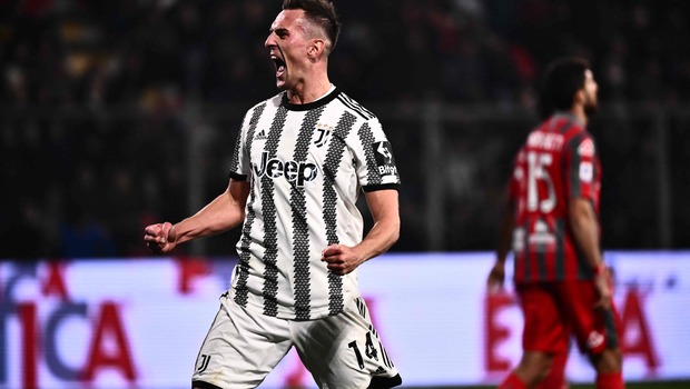 Striker Juventus Arkadiusz Milik merayakan gol ke gawang Cremonese.