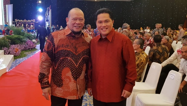 La Nyalla Mattalitti (kiri) dan Erick Thohir.