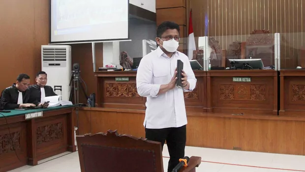 Terdakwa kasus pembunuhan berencana terhadap Nofriansyah Yousa Hutabarat atau Brigadir J, Ferdy Sambo mmenyapa pengunjung sidang saat memasuki ruang Pengadilan Negeri Jakarta Selatan untuk mendengarkan pembacaan tuntutan dari Jaksa Penuntut Umum, Selasa 17 Januari 2023.