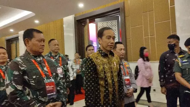 Presiden Joko Widodo (Jokowi) didampingi oleh Panglima TNI Laksamana Yudo Margono dan Kapolri Jenderal Listyo Sigit Prabowo dalam acara Rapim TNI-Polri di Hotel Sultan, Jakarta Pusat. Rabu, 8 Februari 2023. 