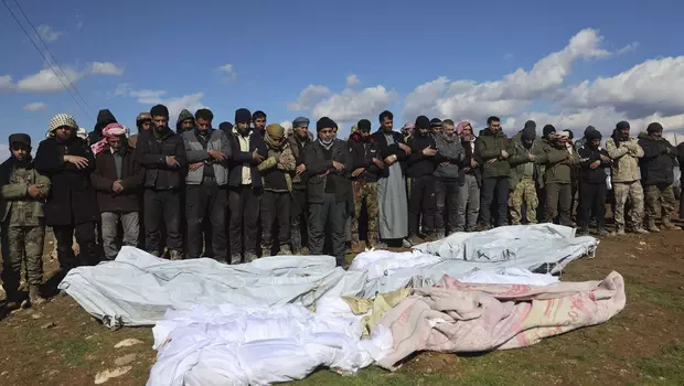 Para pelayat menggelar salat jenazah untuk para korban yang meninggal dalam gempa dahsyat yang mengguncang Turki dan Suriah di sebuah pemakaman di kota Jinderis, provinsi Aleppo, Suriah, Selasa, 7 Februari 2023. 