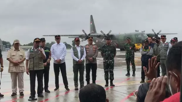 Menteri Koordinator Bidang Pembangunan Manusia dan Kebudayaan, Muhadjir Effendy, memimpin upacara pelepasan bantuan untuk korban gempa Turki-Suriah di Bandara Halim Perdana Kusuma, Jakarta Sabtu 11 Februari 2023.