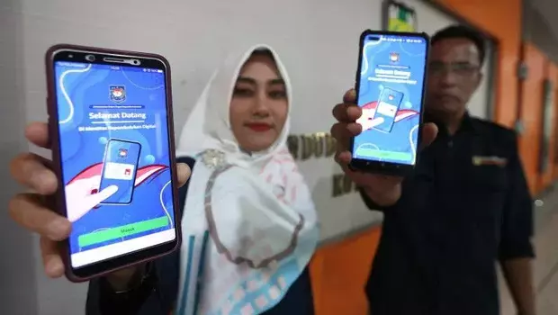 Petugas Disdukcapil Kota Banda Aceh memperlihatkan aplikasi KTP digital.