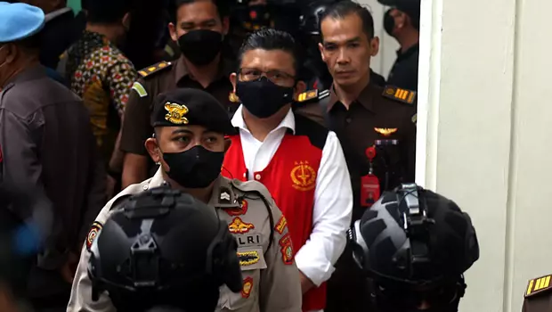 Mantan Kadiv Propam Mabes Polri, Ferdy Sambo, yang juga terdakwa kasus dugaan pembunuhan berencana Brigadir Nofriansyah Yosua Hutabarat atau Brigadir J menuju ruang sidang untu menjalani sidang pembacaan vonis di Pengadilan Negeri Jakarta Selatan, Senin 13 Februari 2023