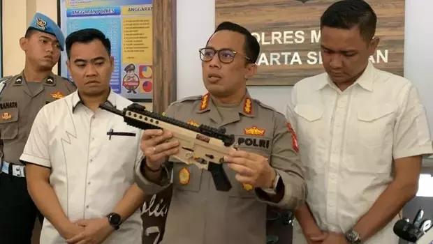 Kapolres Metro Jakarta Selatan Kombes Pol Ade Ary Syam Indradi menunjukkan barang bukti senjata api mainan, Jakarta, Senin 13 Februari 2023.