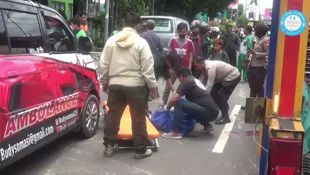 Seorang pengemudi ojek online (ojol) terlibat kecelakaan di Jalan Ahmad Yani, Bekasi Selatan, Kota Bekasi, Jawa Barat, Senin siang, 13 Februari 2023.