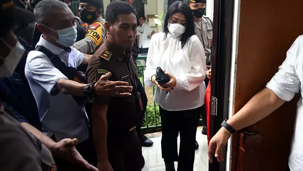 Terdakwa dalam kasus pembunuhan berencana Brigadir Nofriansyah Yosua Hutabarat, Putri Candrawathi bersiap menjalani sidang vonis di Pengadilan Negeri Jakarta Selatan, Senin 13 Februari 2023.