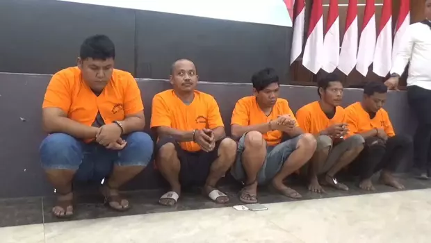 Personil gabungan dari Unit Jatanras Polda Sumatera Utara bersama Satuan Reserse Kriminnal Kepolisian Resort Langkat berhasil meringkus 5 pelaku pembunuhan terhadap mantan anggota DPRD Kabupaten Langkat, Sumatera Utara pada Senin, 13 Februari 2023.